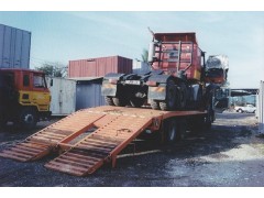 Rigid Low Loader with crane图2